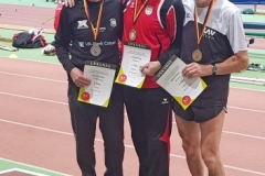 Karl Dorschner, Rudolf König und Helmut Meier (v.li.) bei der Siegerehrung für den Wettbewerb über 200m der Senioren M65.