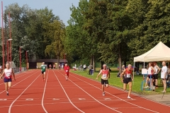 Zieleinlauf 100m: Helmut Meier (Nr. 3, GER) rechts auf Bahn 1, Karl Dorschner (Nr. 177, GER) auf Bahn 2 und
Lazlo Dömös (Nr. 125, AUT) auf Bahn 6.