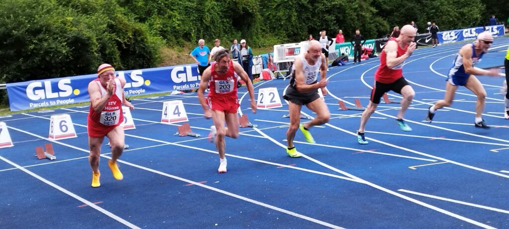 Startphase im 100m-Lauf mit Helmut Meier (Mitte).