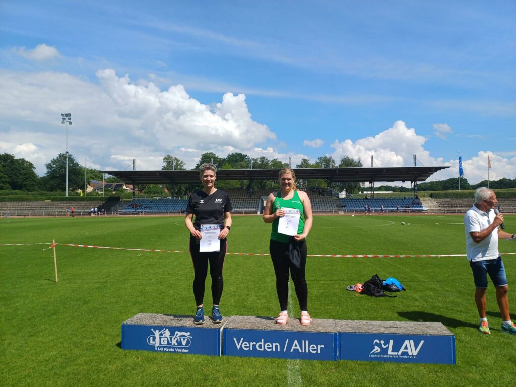 Speerwurf-Meisterin Inken Iversen (rechts) vom TSV Wehdel und Vizemeisterin Silvia Huch bei der Siegerehrung